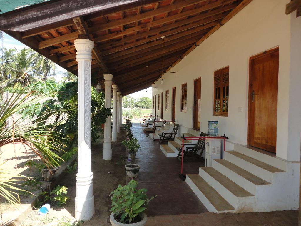 Yoho Hotel Arugambay Beach Inn Аругам Экстерьер фото