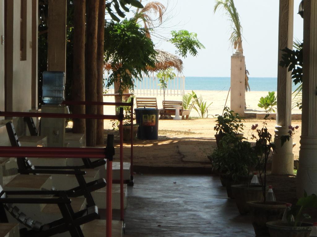 Yoho Hotel Arugambay Beach Inn Аругам Экстерьер фото