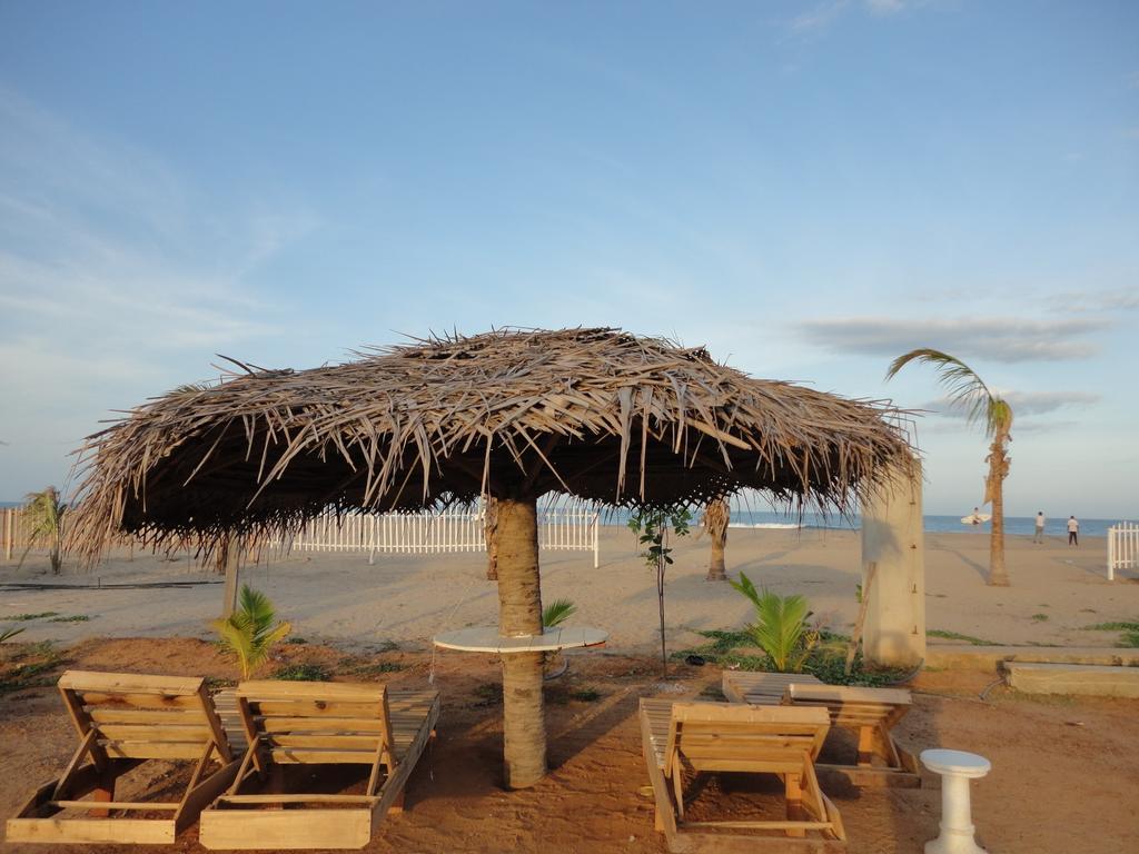 Yoho Hotel Arugambay Beach Inn Аругам Экстерьер фото