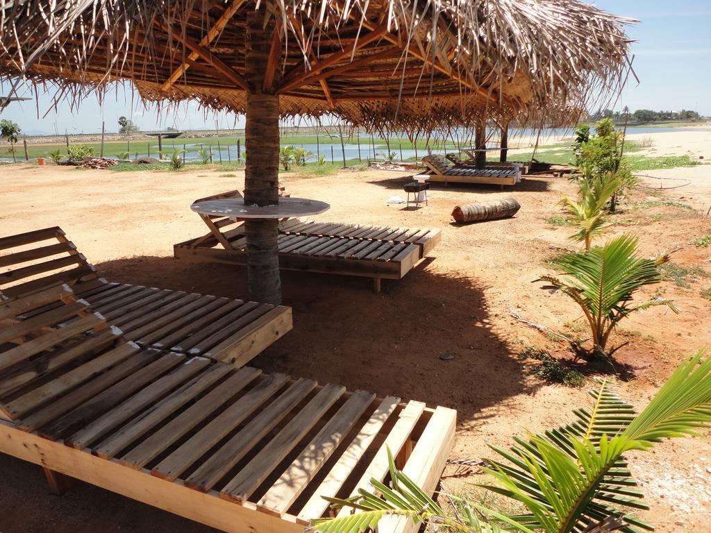 Yoho Hotel Arugambay Beach Inn Аругам Экстерьер фото