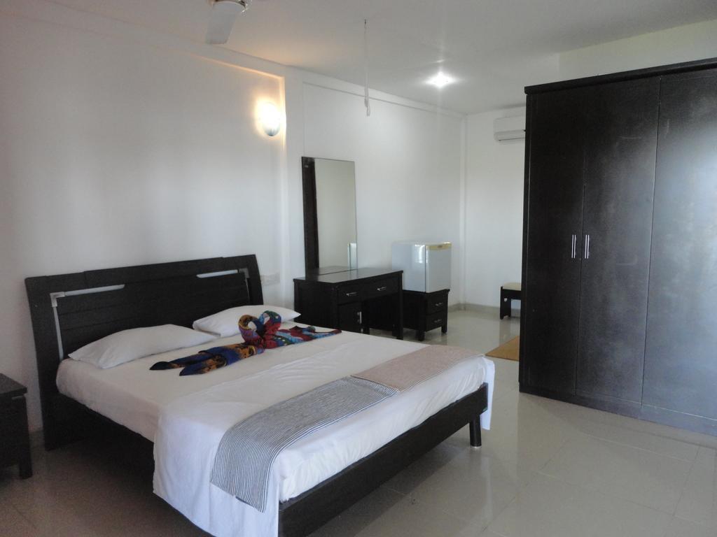 Yoho Hotel Arugambay Beach Inn Аругам Номер фото