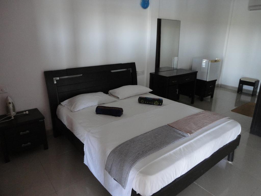 Yoho Hotel Arugambay Beach Inn Аругам Номер фото