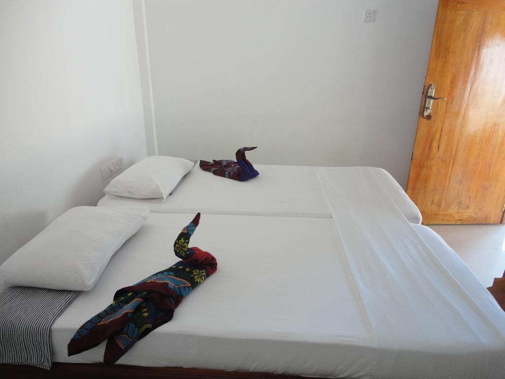 Yoho Hotel Arugambay Beach Inn Аругам Номер фото