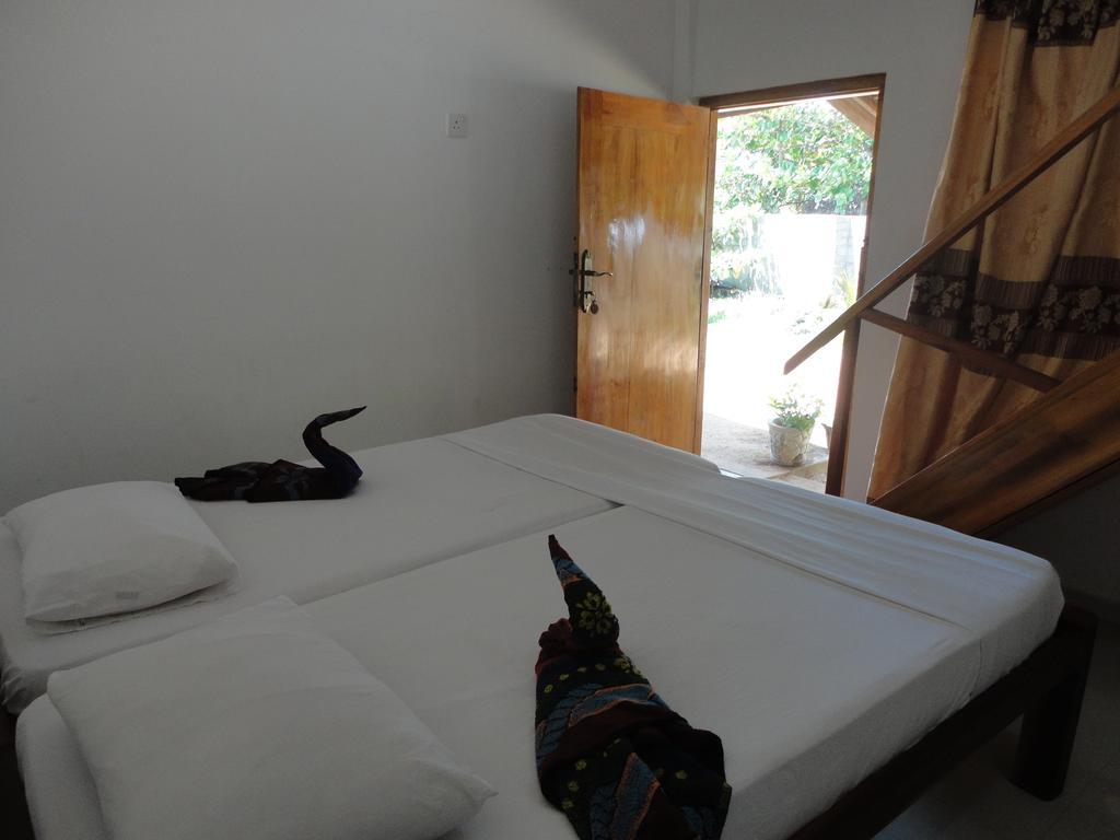 Yoho Hotel Arugambay Beach Inn Аругам Номер фото