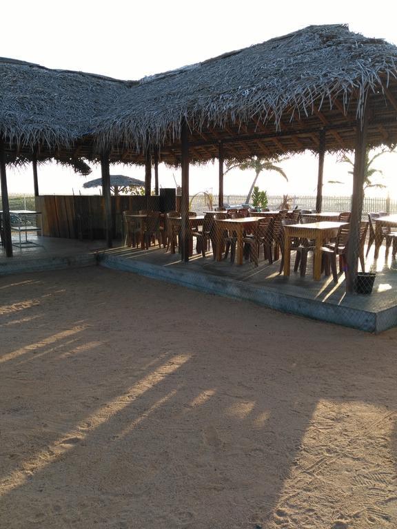 Yoho Hotel Arugambay Beach Inn Аругам Экстерьер фото