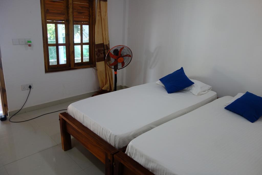 Yoho Hotel Arugambay Beach Inn Аругам Экстерьер фото